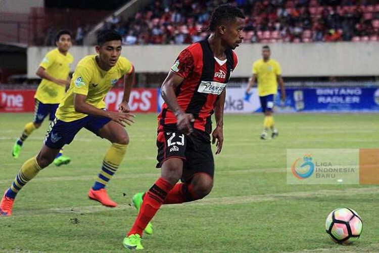 Winger Persipura Jayapura, Friska Womsiwor. 