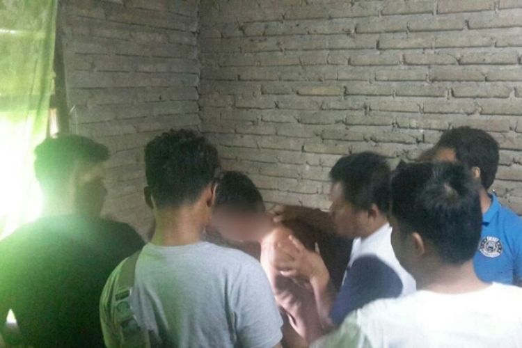 Polisi menangkap tiga pelaku perampokan mobil boks milik PT Sampoerna di Jalan Lintas Timur Dusun Sei Arang, Kelurahan Pangkalan Kasai, Kecamatan Seberida, Kabupaten Indragiri Hulu, Riau.