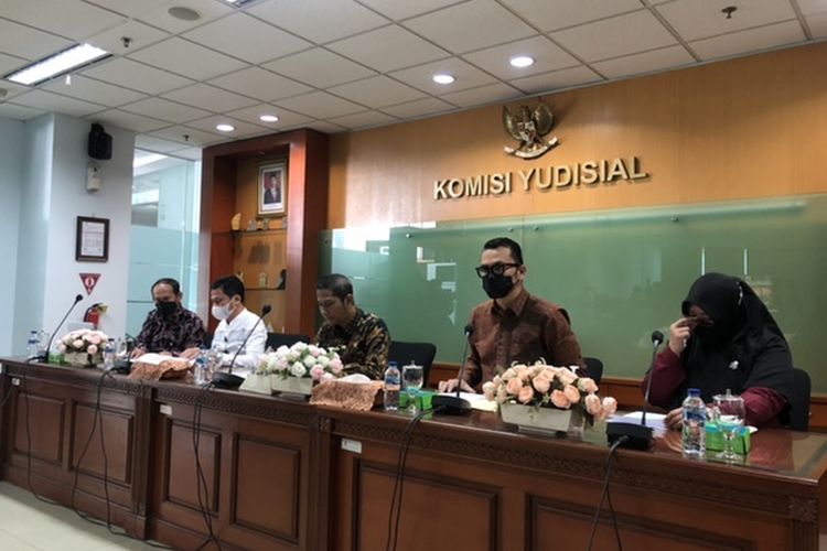 Konferensi pers Komisi Yudisial (KY) di Kantor KY, Kramat Raya, Jakarta Pusat, Jumat (23/9/2022). KY menyampaikan sikap atas penetapan tersangka Hakim Agung Sudrajad Dimyati yang diduga menerima suap senilai Rp 800.000.000. 