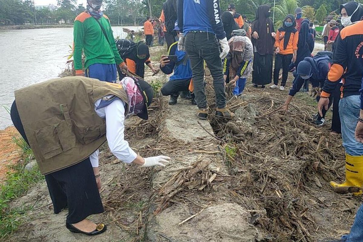 Bupati Luwu Utara, Indah Putri Indriani (IDP) sedang membersihkan sisa pohon pasca banjir di Taman Sulikan, Rabu (27/5/2020).