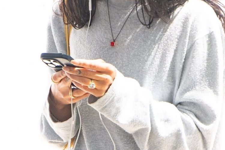 Cincin Tunangan Zoë Kravitz dari Harry Styles Ditaksir Rp 9,6 Miliar, Ini Detailnya