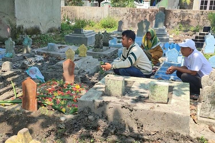 Sholihah bersama sejumlah warga dan perangkat desa Panguragan Wetan, menziarahi makam Indah Fitriani di Desa Panguragan Wetan Kecamatan Panguragan Kabupaten Cirebon, Rabu (8/6/2024) siang.
