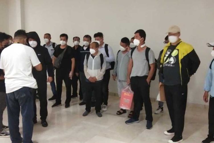 20 TKA asal Cina tiba di Bandara Internasional Sultan Hasanuddin, Makassar, Sabtu (3/7/2021) malam.