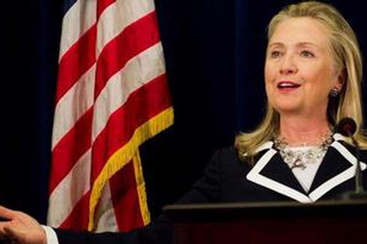 Menlu AS Hillary Clinton menilai sengketa wilayah bisa mengganggu perkembangan ekonomi Asia.