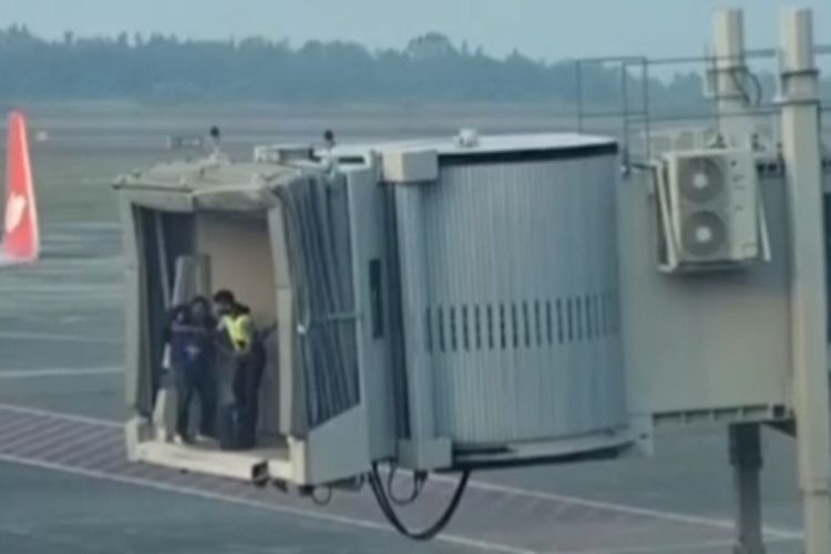 Ketinggalan Pesawat, Calon Penumpang Lion Air Terobos Garbarata dan Aniaya Petugas Bandara Sorong