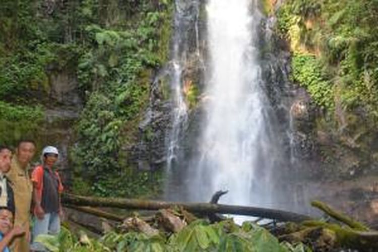 Air Terjun Cunca Rede setinggi 70 meter berada`di Kampung Ntaur, Desa Sano Lokom, Kecamatan Ranamese, Kabupaten Manggarai Timur, Nusa Tenggara Timur. 