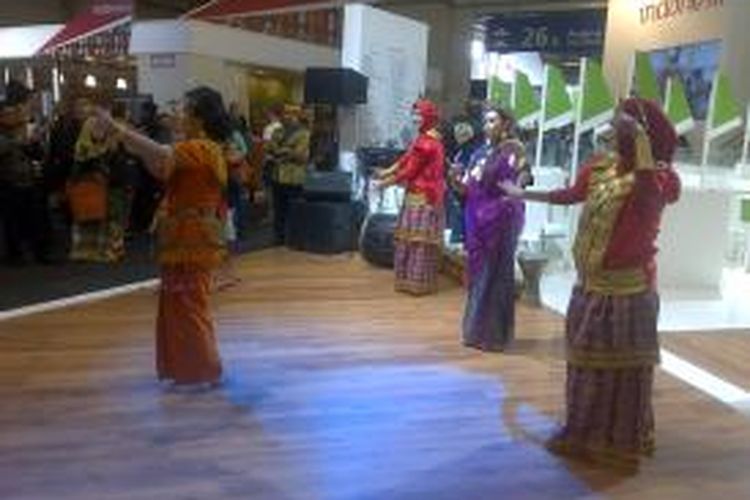 Tari Galenyek dari Sumatera Barat membuka penampilan delegasi Indonesia di hari terakhir Bursa Pariwisata Internasional atau ITB Berlin 2014 di Berlin, Jerman, Minggu (9/3/2014).