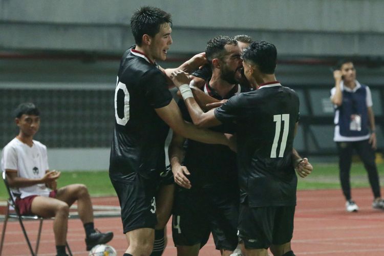 Pemain timnas Indonesia berselebrasi usai membobol gawang Burundi saat pertandingan FIFA Matchday di Stadion Patriot Candrabhaga, Bekasi, Selasa (28/3/2023). Burundi ditahan imbang dengan skor 2-2.