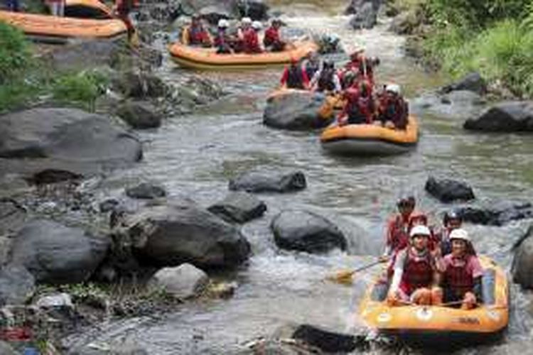 Karyawan dari salah satu perusahaan swasta di Pasuruan, Jawa Timur, memulai arung jeram menyusuri hulu Sungai Brantas di Kota Batu, Jawa Timur, Sabtu (13/8/2016). Selama ini hulu Brantas menjadi salah satu wahana arung jeram di wilayah Malang Raya, khususnya untuk jenis fun rafting yang menarik bagi wisatawan.