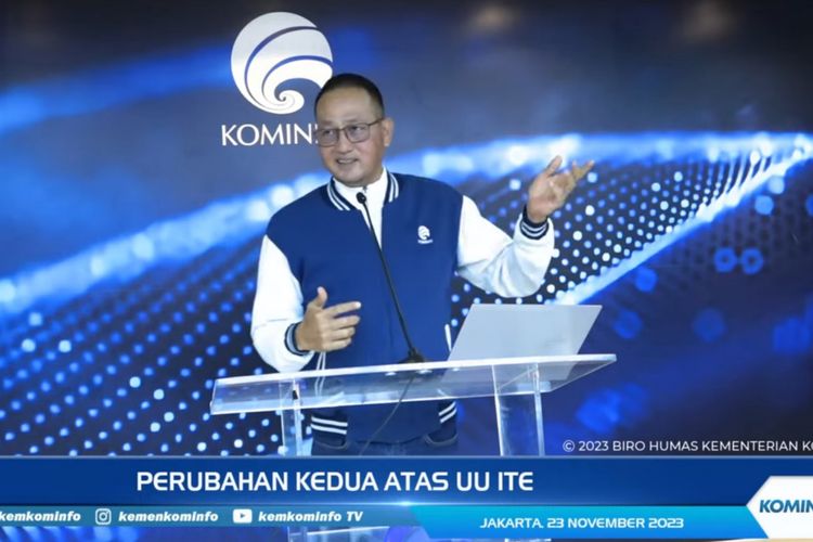 Direktur Jenderal Aplikasi Informatika Kementerian Komunikasi dan Informatika, Samuel Abrijani Pangerapan dalam konferensi Pers soal perubahan kedua atas UU ITE.