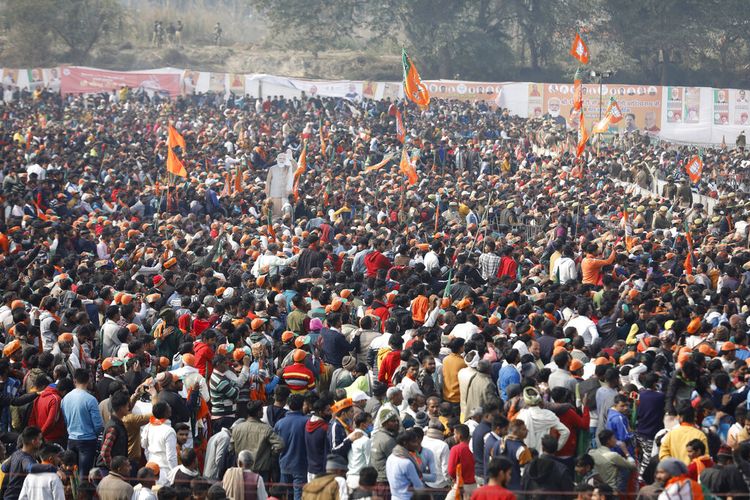Kerumunan besar pendukung berkumpul untuk mendengarkan Perdana Menteri India Narendra Modi saat ia meletakkan batu pertama Universitas Olahraga Major Dhyan Chand di Meerut, negara bagian Uttar Pradesh, Minggu, 2 Januari 2022. 
