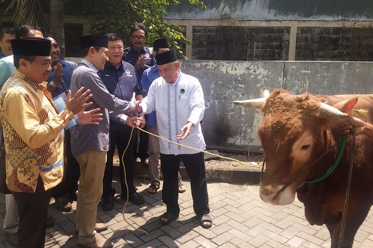 Prosesi penyerahan sapi sumbangan Surya Paloh di kantor PWNU Jatim.