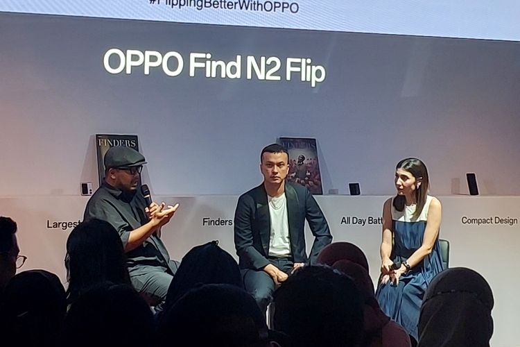 potret Nicholas Saputra (tengah) jelang acara peluncuran Oppo Find N2 Flip di Plaza Indonesia, Jakarta Pusat, Rabu (10/5/2023)