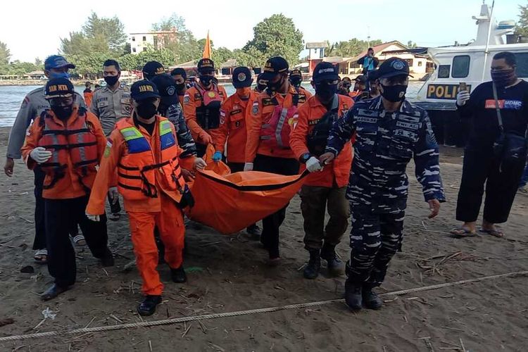 Evakuasi jasad seorang mahasiswi yang tenggelam di Pantai Logending, Kecamatan Ayah, Kabupaten Kebumen, Jawa Tengah, Rabu (16/9/2020).