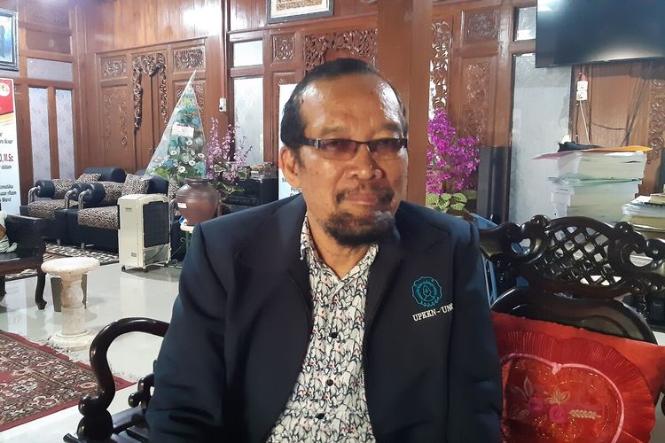 Guru Besar Bidang Kimia, Lingkungan Air UNS Solo Prof Pranoto ditemui di rumahnya, Senin (22/3/2021).