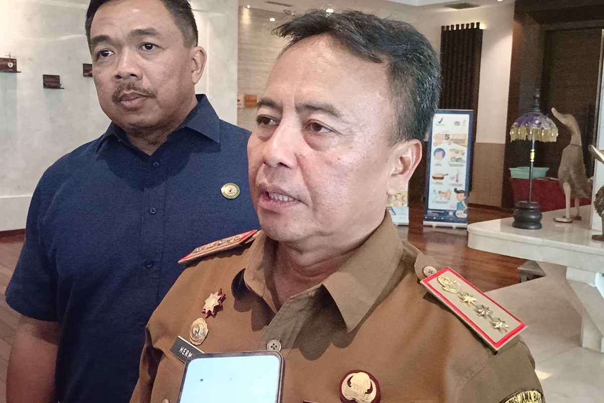 Sekretaris Daerah (Sekda) Jawa Barat, Herman Suryatman dan Kepala Balai Besar Pengawasan Obat dan Makanan Bandung, I Made Bagus Gerametta, saat diwawancarai soal kemanan pangan di Soreang, Kabupaten Bandung, Jawa Barat, Senin (18/11/2024)