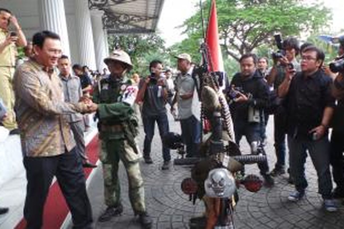 Gubernur DKI Jakarta Basuki Tjahaja Purnama menemui pendukungnya, Sumery asal Bekasi yang mengidolakannya, di pendopo Balai Kota, Selasa (3/3/2015).