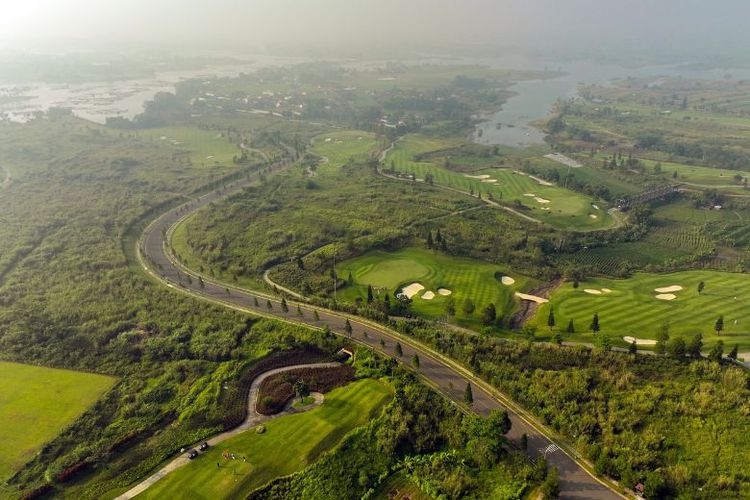 Kontur bukit dan danau dipertahankan dalam proses pembangunan Kota Baru Parahyangan. Rancang bangun infrastruktur pendukung di KBP pun diselaraskan dengan kontur alami lembah. 