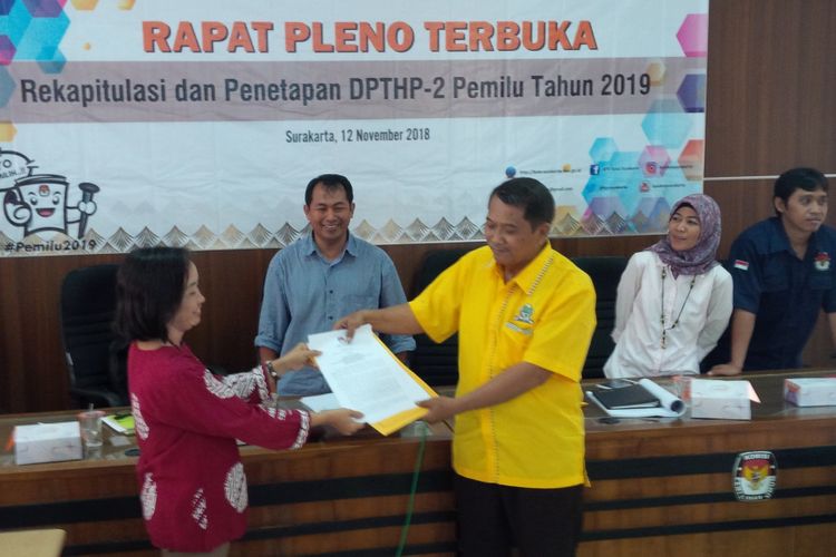 Penyerahan hasil pleno terbuka rekapitulasi dan penetapan DPTHP-2 Pemilu 2019 di Kantor KPU Jalan Kahuripan No 23 Sumber, Banjarsari, Solo, Jawa Tengah, Senin 12/11/2018).
