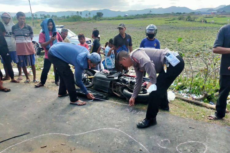 Anggota Satlantas Polres Dompu saat olah TKP kecelakaan yang menewaskan satu keluarga di Dompu, Senin (24/7/2023).