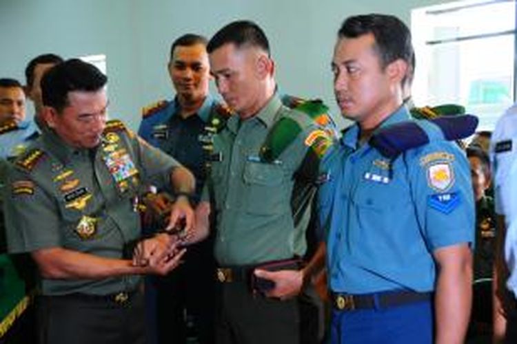 Panglima TNI Jenderal Moeldoko memasangkan jam tangan pemberiannya kepada anggota TNI di Markas Korem 042/Gatam, Jalan Teuku Umar, Kota Bandar Lampung, Selasa (19/5/2015). 