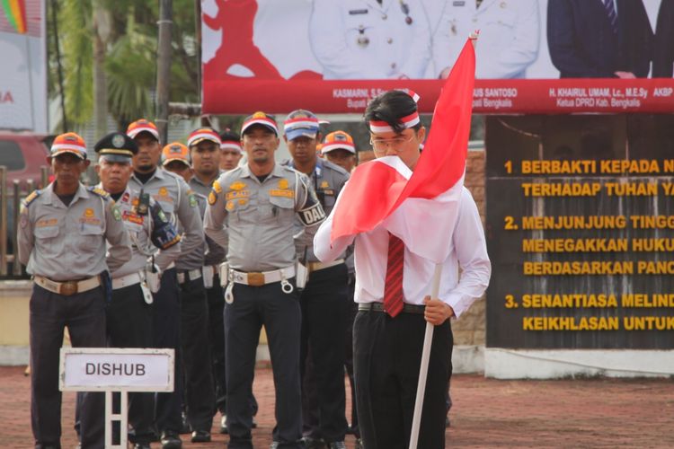 RH (22), pria yang memasangkan Bendera Merah Putih ke leher anjing, menyampaikan permohonan maaf saat apel Kebangsaan di Kabupaten Bengkalis, Riau, Rabu (16/8/2023).