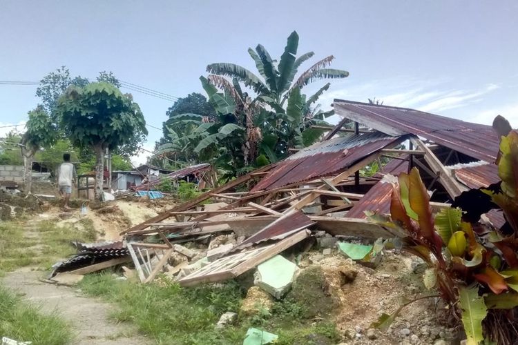 Kondisi rumah-rumah warga yang hancur akibat gempa di Dusun Wailusung, Kecamatan Slaahutu, Kabupaten Maluku Tengah
