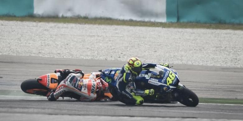 Insiden sengit Rossi dan Marquez di seri MotoGP Sepang, Malaysia, Minggu (25/10/2015)