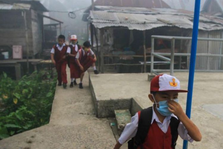 Kabut asap akibat karhutla juga menyelimuti Palembang pada 2019, sehingga anak-anak harus mengenakan masker saat pergi ke sekolah.