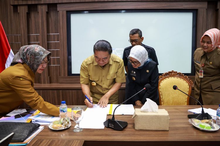 Penjabat Gubernur Banten Al Muktabar menandatangani rekomendasi Geopark Bayah Dome menjadi Geropark Nasional didampingi Bupati Iti Octavia Jayabaya di Pendopo Gubernur Banten.