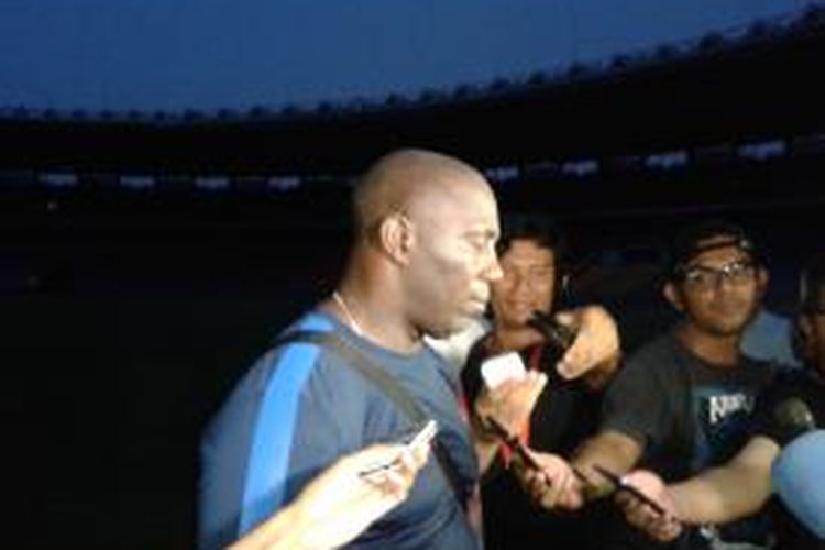 Pelatih tim nasional Indonesia, Jacksen F Tiago usai menjalani sesi latihan di Stadion Gelora Bung Karno, Rabu (6/11/2013)