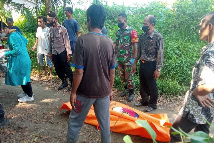 Polisi mengevakuasi PHY (43), seorang warga Korea Selatan yang ditemukan tewas gantung diri di Desa Harjobinangun, Kecamatan Grabag, Kabupaten Purworejo, Jawa Tengah, pada Selasa (10/5/2022). Polisi kemudian membawanya jenazahnya ke RSUD Tjitrowardojo Purworejo.
