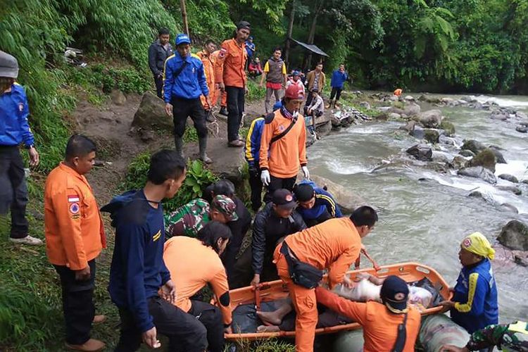 Proses evakuasi penumpang bus Sriwijaya rute Bengkulu-Palembang yang terperosok dalam jurang di Liku Lematang, Desa Prahu Dipo, Kecamatan Dempo Selatan, Kota Pagaralam, Sumatera Selatan, Selasa (24/12/2019). Akibat kecelakaan tersebut, 24 orang penumpang dikabarkan meninggal dan 13 orang selamat.