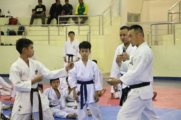 Kanayama Sensei (kanan) saat memperbaiki gerakan atlet Inkanas Jawa Barat, Sabtu (5/8/2017).