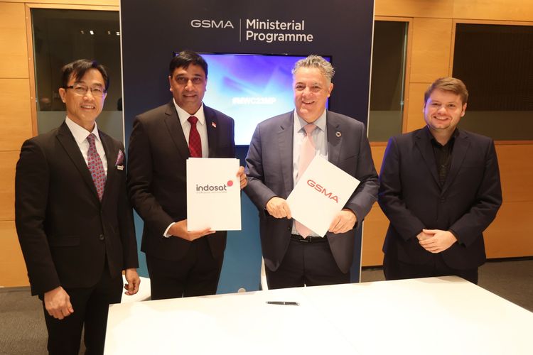 President Director and CEO of IOH Vikram Sinha (2nd left), Chief Regulatory Officer at GSMA and President Mobile for Development Foundation John Giusti (2nd right) pose for a photo after signing a Memorandum of Understanding to increase environmental and economic resilience on the sidelines of Mobile World Congress in Barcelona, Spain on Tuesday, February 28, 2023.  