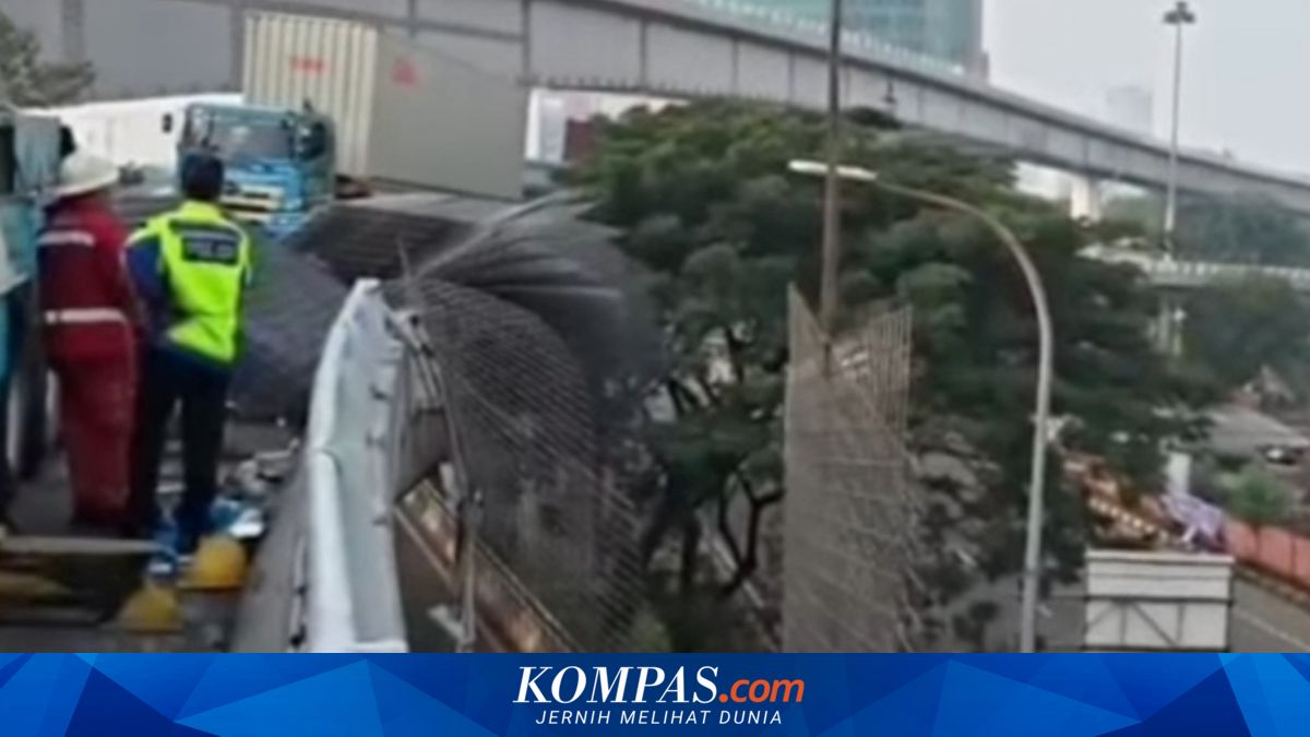 Pagar Besi Berserakan di Flyover Tomang, Akses Tol ke Tj Priok dan Cawang Ditutup