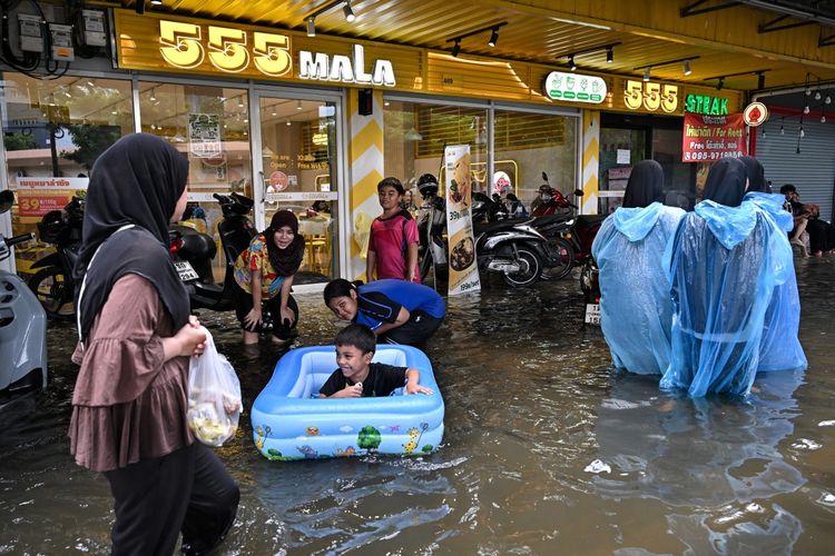 Aksi PM Thailand Saat Banjir Bangkok: Langsung ke Lokasi, Pastikan Warga Tak Kelaparan dan Susah Toilet