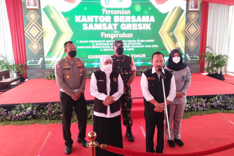 Gubernur Jawa Timur Khofifah Indar Parawansa (dua dari kiri), saat peresmian kantor baru Samsat di Jalan Raya Dr. Wahidin Sudiro Husodo, Gresik, Senin (17/10/2022).