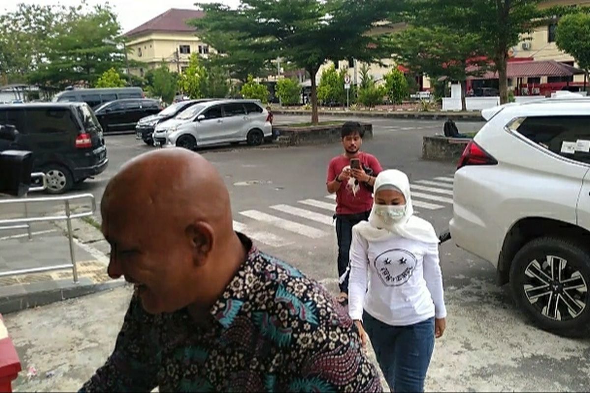 Adik Bupati nonaktif Langkat, Terbit Rencana Perangin-angin berinisial SB akhirnya tiba di Polda Sumut, Selasa (29/3/2022). Saat turun dari mobilnya hingga masuk ke ruangan Subdit IV Renakta, SB bungkam.