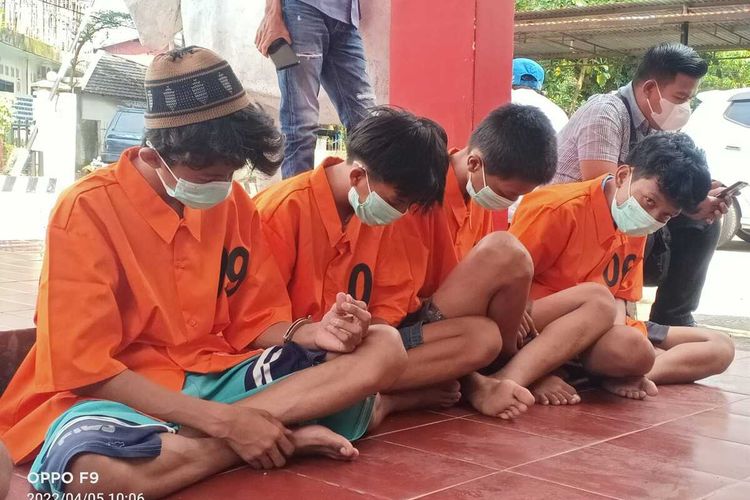 Empat remaja di Palembang, Sumatera Selatan terlibat aksi begal dengan modus tawuran saat berada di Polsek Seberang Ulu (SU) II, Rabu (6/5/2022).