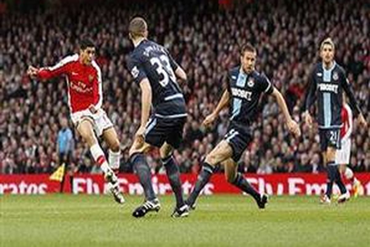 Gelandang Arsenal, Denilson (kiri) mencetak gol ke gawang West Ham, dalam lanjutan Premier League, Sabtu (20/3/2010).