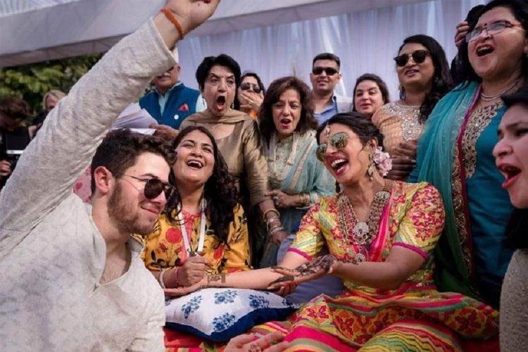 Penyanyi AS Nick Jonas dan aktris Bollywood Priyanka Chopra pada upacara Mehendi yang digelar menjelang pernikahan mereka.