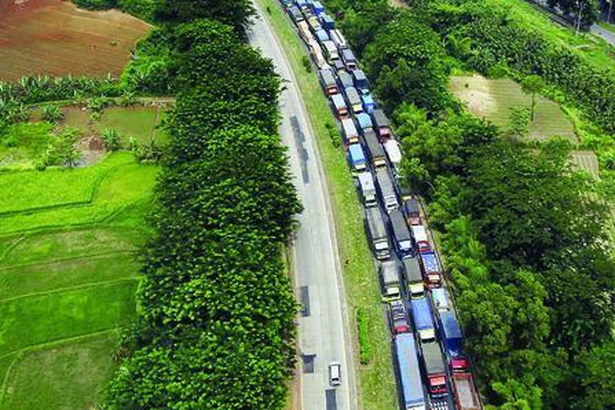 Ribuan truk yang hendak menyeberang dari Pelabuhan Merak menuju Pelabuhan Bakauheni antre hingga masuk ke ruas tol Tangerang-Merak di Kota Cilegon, Banten, Kamis (24/2/2011). Panjang antrean mencapai belasan kilometer.