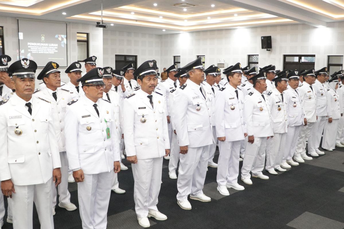 Lurah menyatakan sumpah dan janji jabatan di hadapan Penjabat Bupati Kulon Progo, Srie Nurkyatsiwi, yang berlangsung di Aula Adikarta, komplek Pemerintah Kabupaten Kulon Progo, Daerah Istimewa Yogyakarta, Senin (24/6/2024).