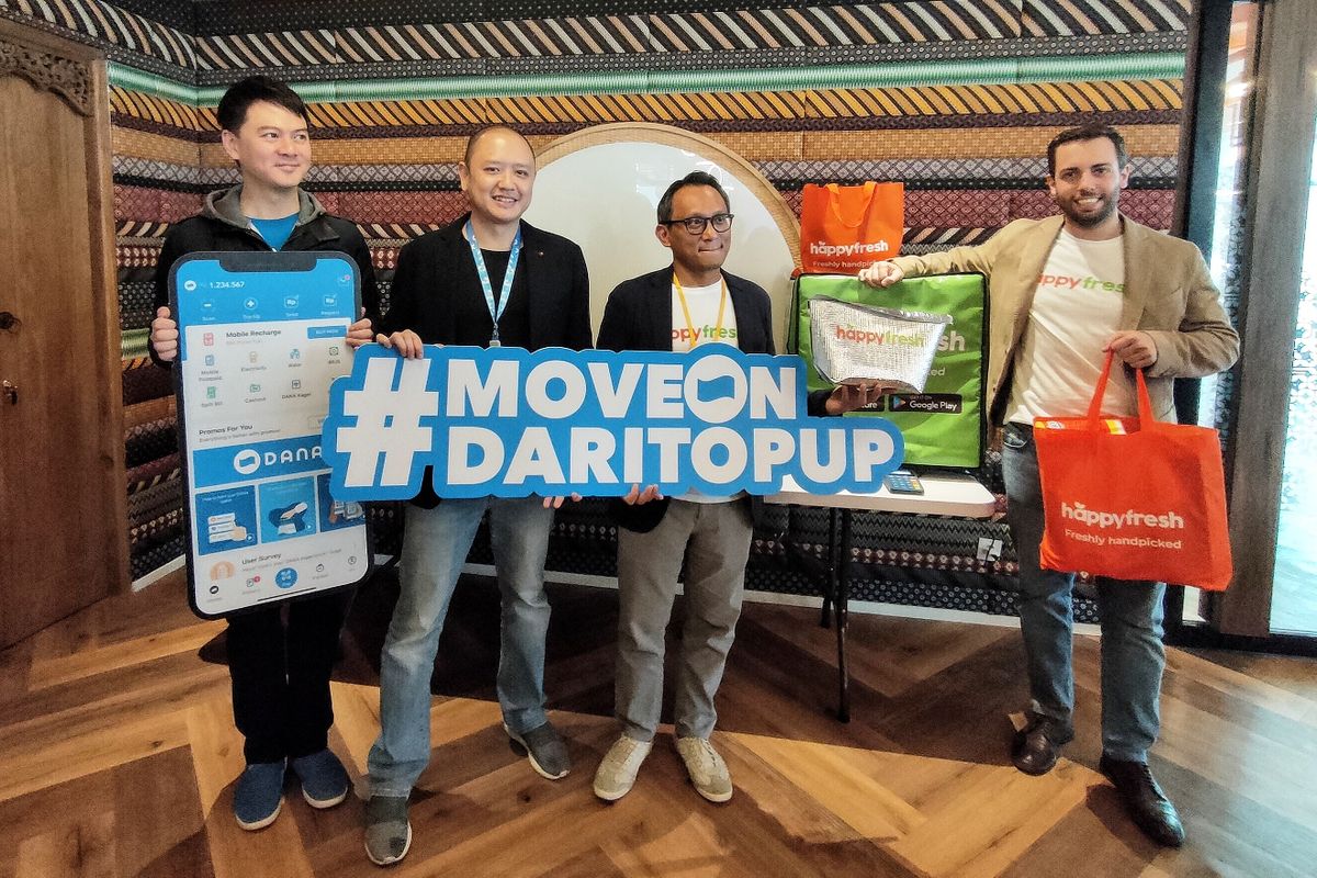 Dari kiri ke kanan:  Vincent Iswara (CEO DANA), Darrick Rochili (Chief Innovation Officer (CIO) DANA), Fajar Budiprasetyo, (CTO dan salah satu Co-Founder HappyFresh Group), Filippo Candrini (Managing Director HappyFresh Indonesia)