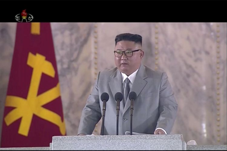 Dalam foto yang merupakan tangkapan layar dari kanal televisi Korea Utara KRT pada 10 Oktober 2020, nampak Kim Jong Un memberikan pidato dalam parade militer untuk merayakan 75 tahun Partai Buruh di Pyongyang.