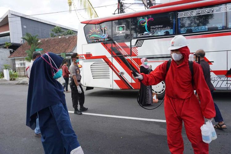 Petugas menyemprot disinfektan kepada tamu hajatan warga di Purwokerto, Jawa Tengah, disemprot disinfektan, Minggu (22/3/2020).