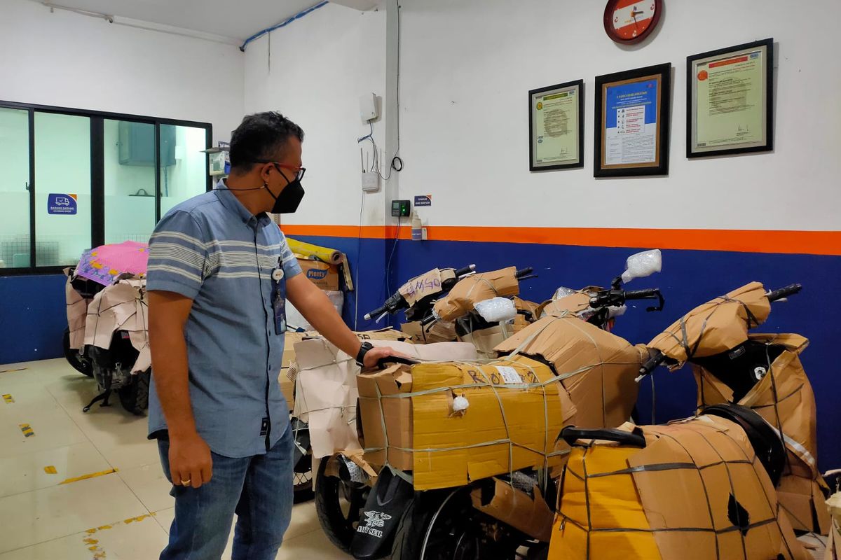 Suasana gudang KAI Logistik cabang Pasar Senen menyambut Lebaran 2022