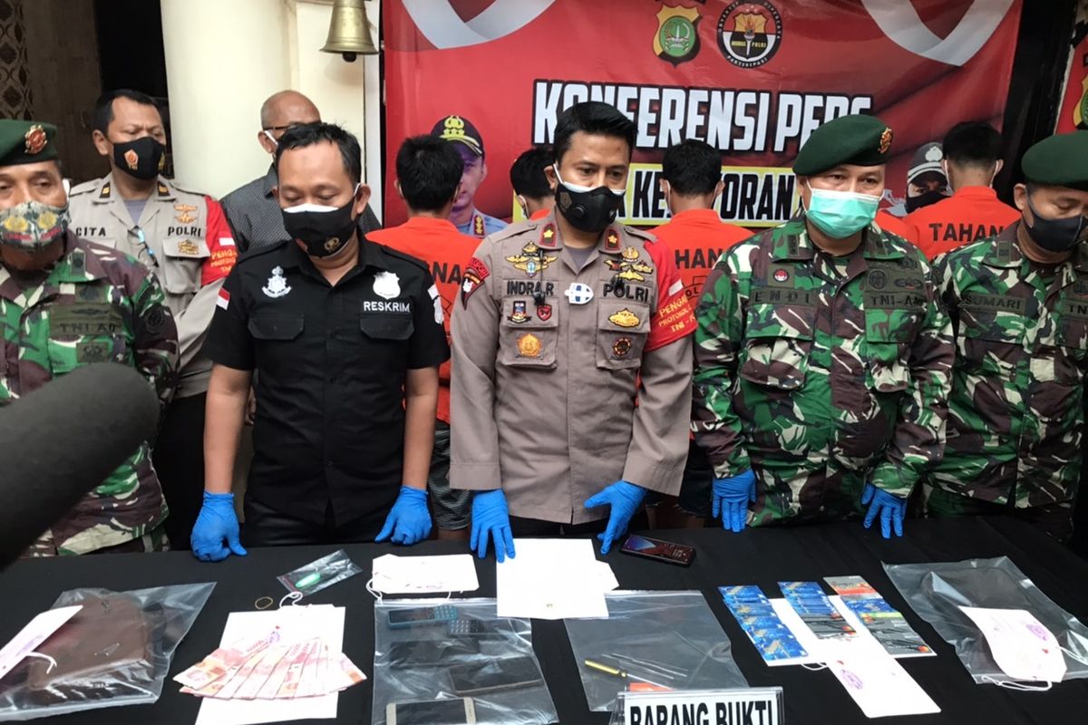 TNI dan Polri merilis kasus penangkapan komplotan pembobol ATM di Komplek Kostrad Kebayoran Lama, Jakarta di Polsek Kebayoran Lama, Jakarta pada Jumat (6/11/2020) sore.