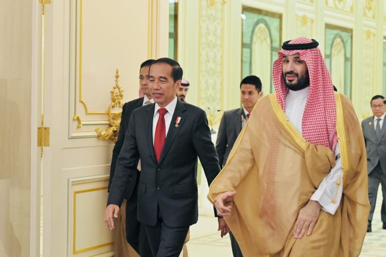 Presiden Joko Widodo saat bertemu dengan  Perdana Menteri (PM) Kerajaan Arab Saudi Mohammed bin Salman al-Saud di Istana Al-Yamamah, Riyadh, pada Kamis (19/10/2023).